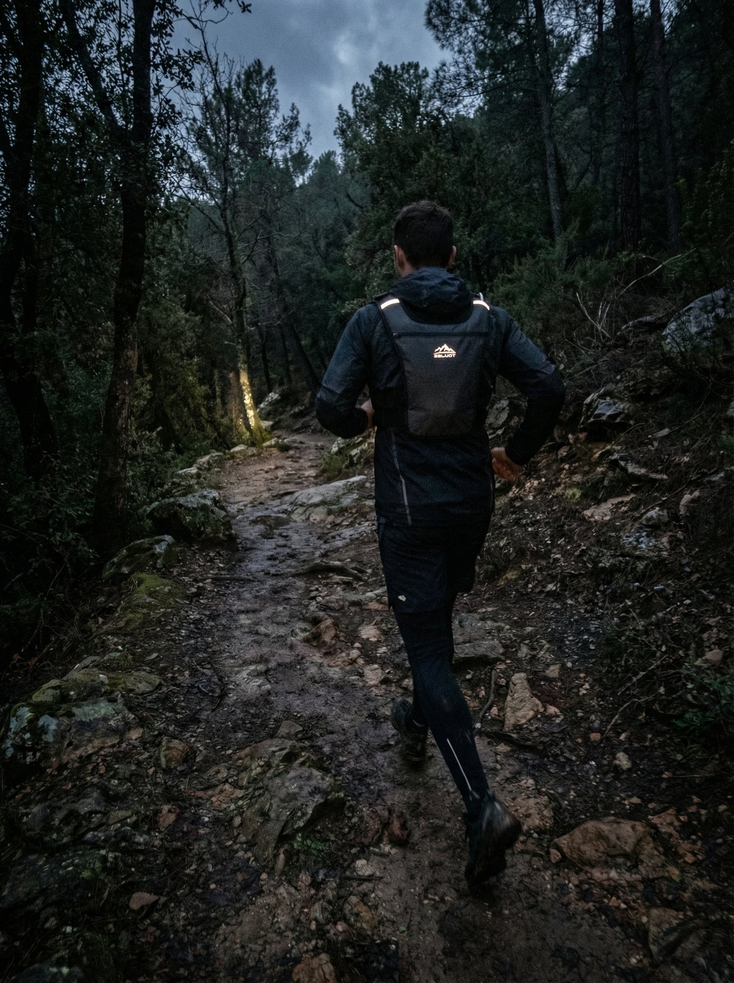 Zelvot | Hands-Free Filming Hydration Vest: 2L Water Bladder, Adjustable & Reflective for Skiing/Hiking